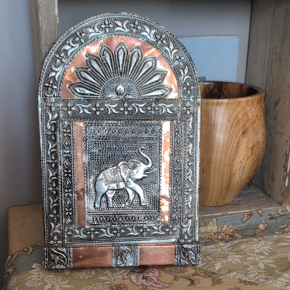 Hammered Metal Hanging Key Case With Elephant Decor